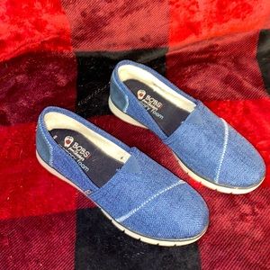 Flat denim bobs. Size 8, brand new, fuzzy inside